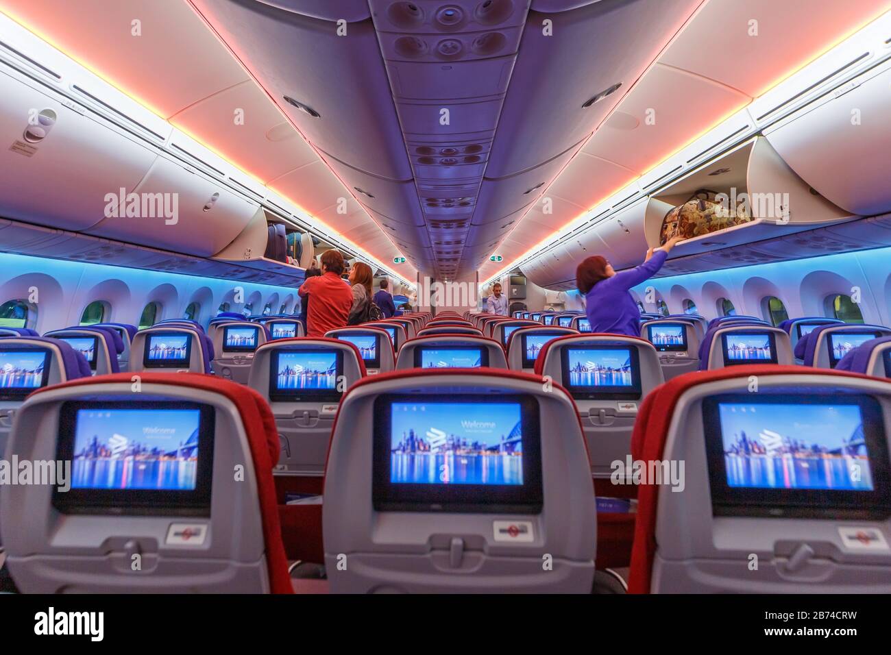 Frankfurt, Deutschland - 20. November 2019: Kabine der LATAM Economy Class in einer Boeing 787-9 Dreamliner-Maschine am Frankfurter Flughafen (FRA) in Deutschland. Weltweite Verwendung Stockfoto