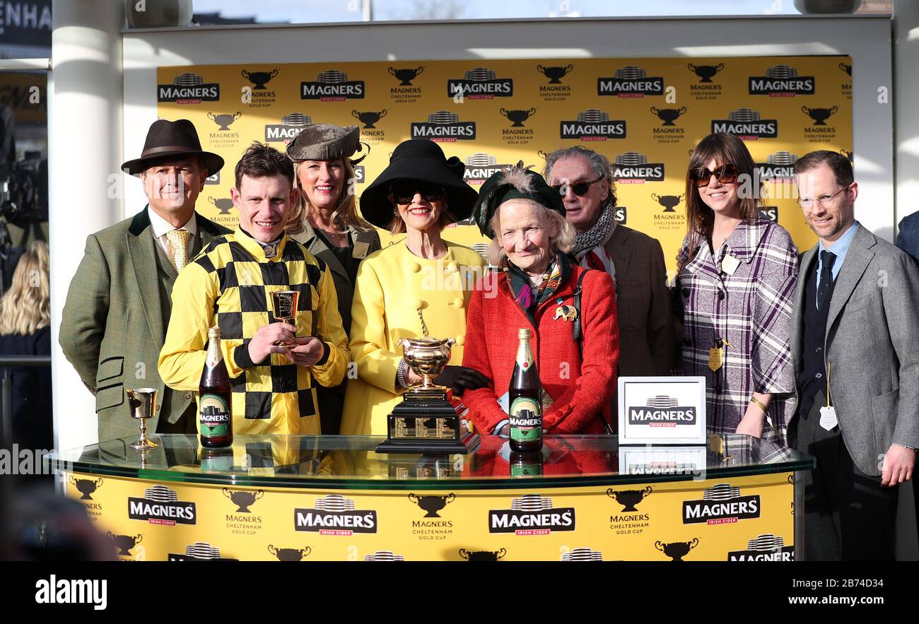 Jockey Paul Townend (2. Links) mit den Besitzern, nachdem er am vierten Tag des Cheltenham Festivals auf der Cheltenham Racecourse den Magners Cheltenham Gold Cup Chase mit Al Boum Photo gewonnen hatte. Stockfoto