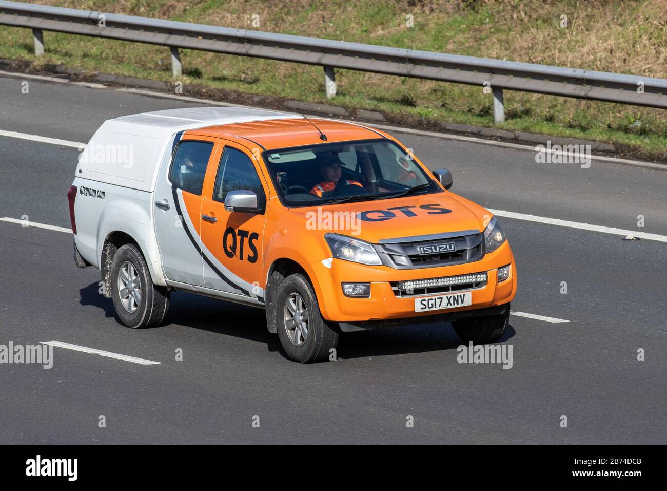 2017 QTS Orange White Isuzu van; Fahrzeugverkehr, Transport, moderne Fahrzeuge, Salonwagen, Fahrzeug auf britischen Straßen, Motoren, Fahren auf der Autobahn M6 Stockfoto