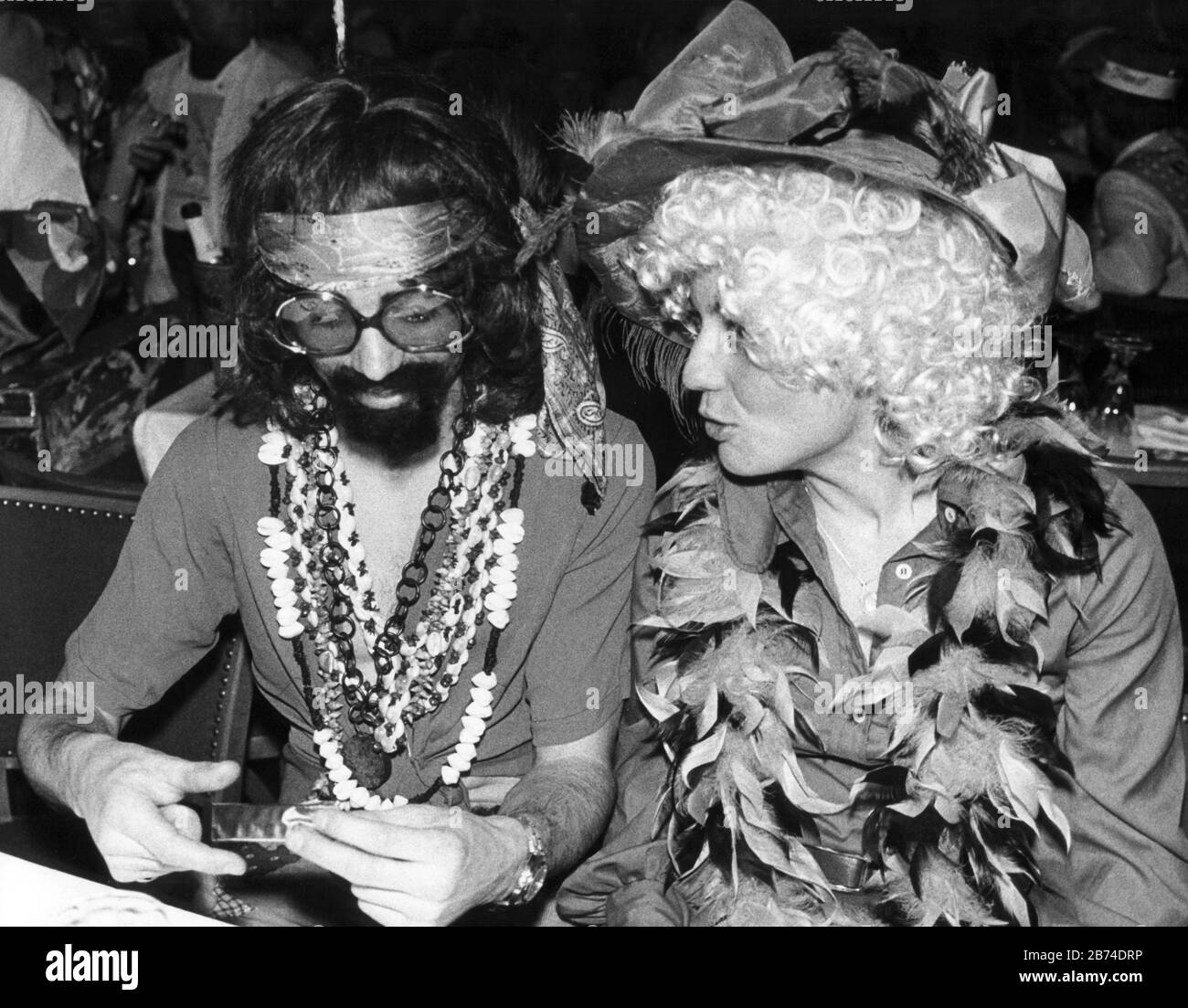 Rosi Mittermaier und ihr Freund Christian Neureuther sind am 25. Februar 1976 beim Karnevalsball der Sportler des Deutschen Theaters in München als Hippies gut getarnt. Weltweite Verwendung Stockfoto