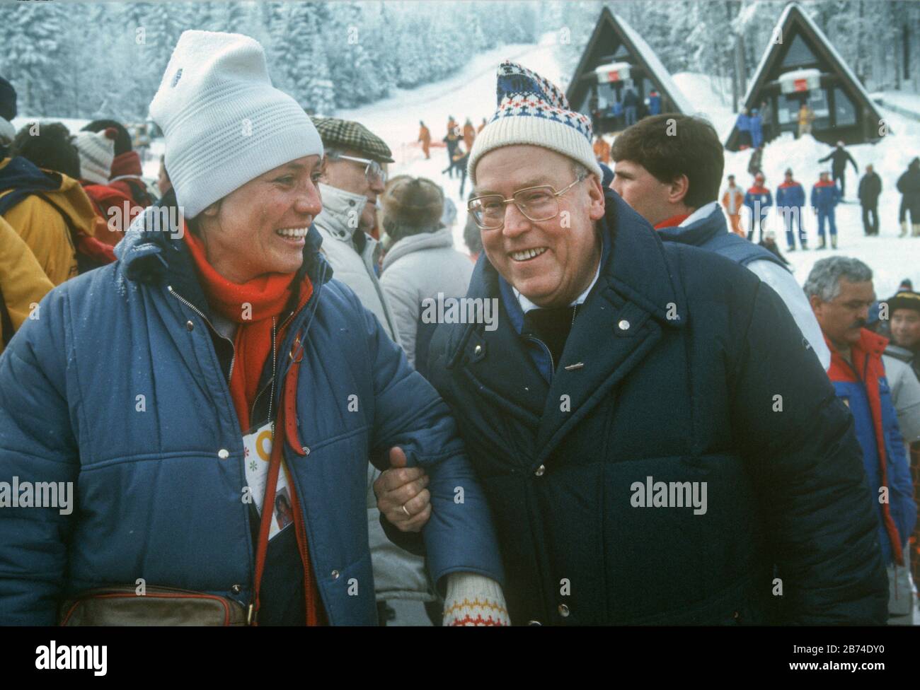 Rosi Mittermaier und der ehemalige Bundeslandwirtschaftsminister Josef Ertl (FDP) trafen sich am Rande der Damenabfahrt bei den Olympischen Winterspielen in Sarajevo am 16. Februar 1984. Weltweite Verwendung Stockfoto