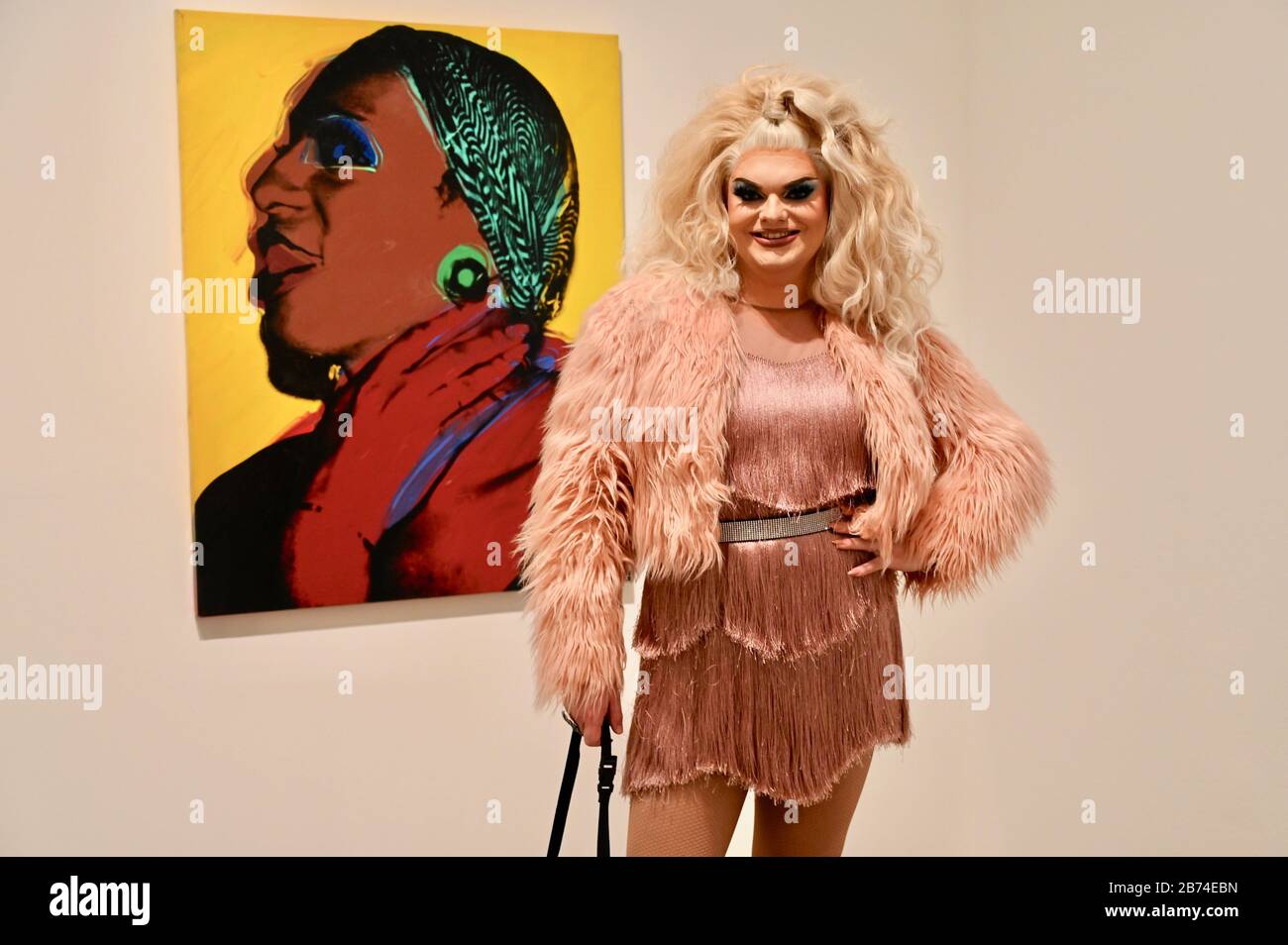 Kitty Scott Claus mit dem Gemälde "Damen und Herren" (Lurdes Wilhelmina Ross). Eine Sammlung von Gemälden von Drag Queens und Trans Women ist in Andy Warhols neuester Ausstellung Andy Warhol zu sehen. Die Eyal Ofer Galleries, Tate Modern, London. GROSSBRITANNIEN Stockfoto