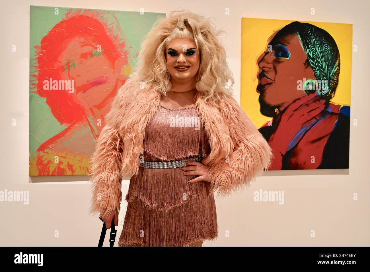 Kitty Scott Claus mit dem Gemälde "Damen und Herren" (Lurdes Wilhelmina Ross). Eine Sammlung von Gemälden von Drag Queens und Trans Women ist in Andy Warhols neuester Ausstellung Andy Warhol zu sehen. Die Eyal Ofer Galleries, Tate Modern, London. GROSSBRITANNIEN Stockfoto