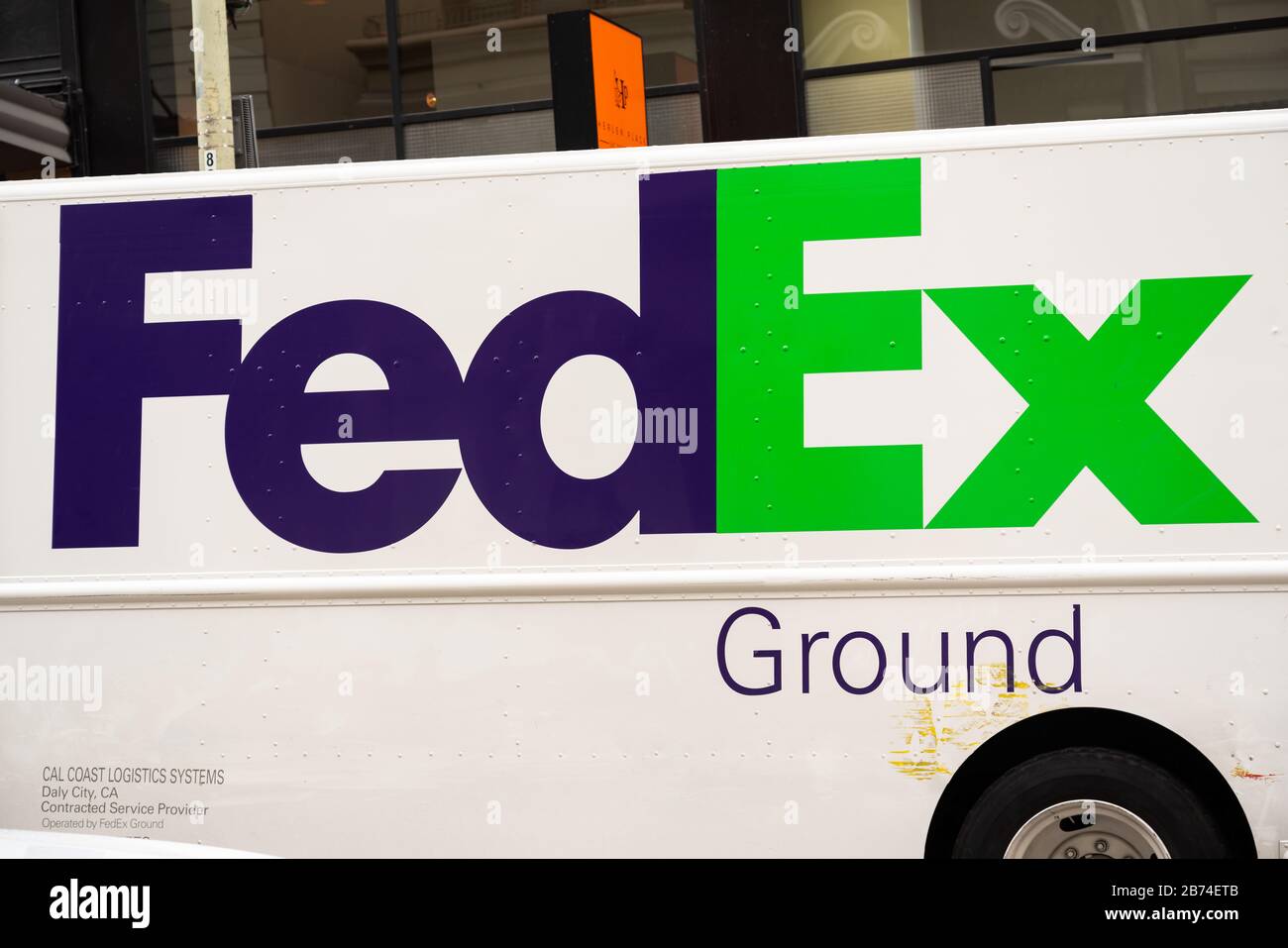 pic Fedex Ground Logo Images https www alamy de das amerikanische multinationale lieferdienstleistungsunternehmen fedex logo ist auf einem lieferfahrzeug zu sehen image348609419 html
