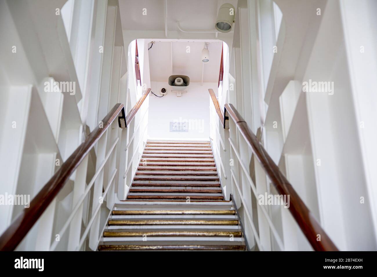 Überqueren Sie den Atlantik von Brooklyn nach Southampton an Bord des Ozeanliners Queen Mary 2. An Bord des QM 2 gibt es noch ein Klassensystem. Die oberen Decks sind den VIP-Passagieren vorbehalten. Stockfoto