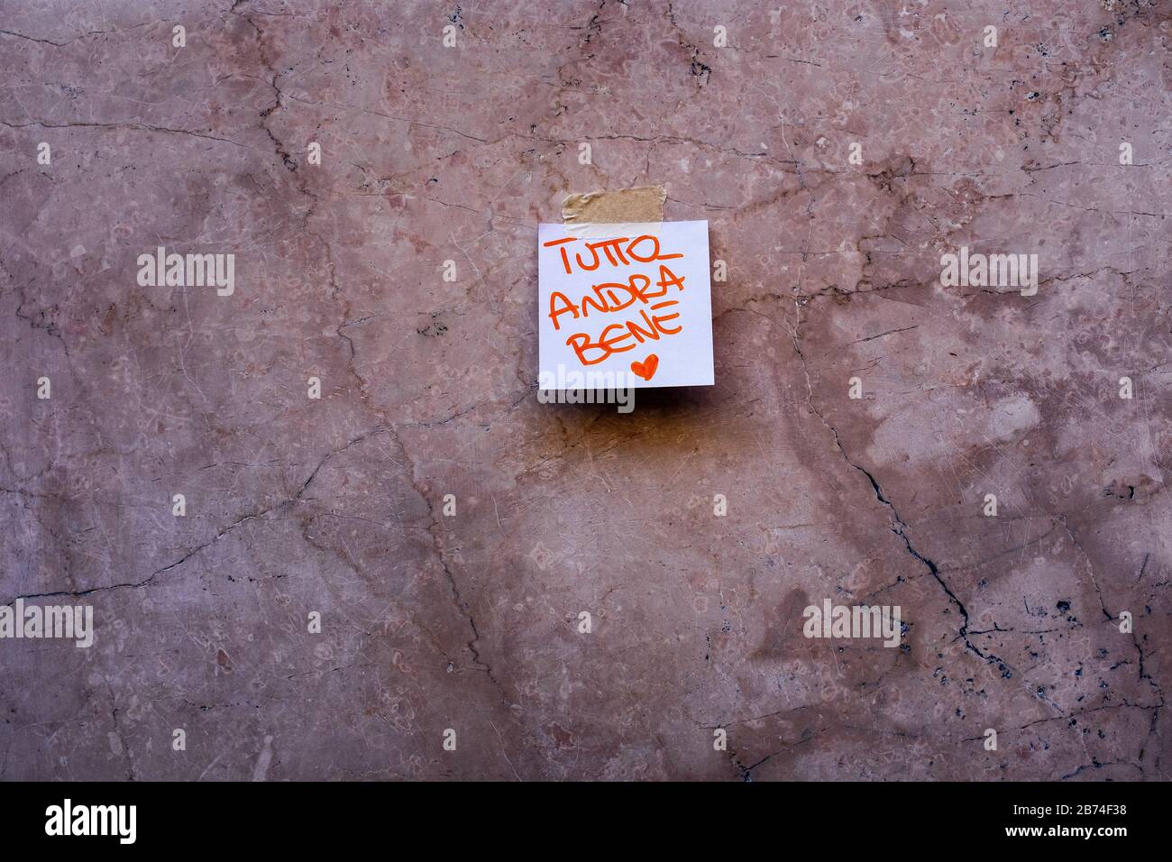 Anonyme Hände hinterlassen ermutigende und hoffnungslose Botschaften an den Wänden: "Alles wird gut sein", von der Lombardei auf der ganzen italienischen Halbinsel. Stockfoto