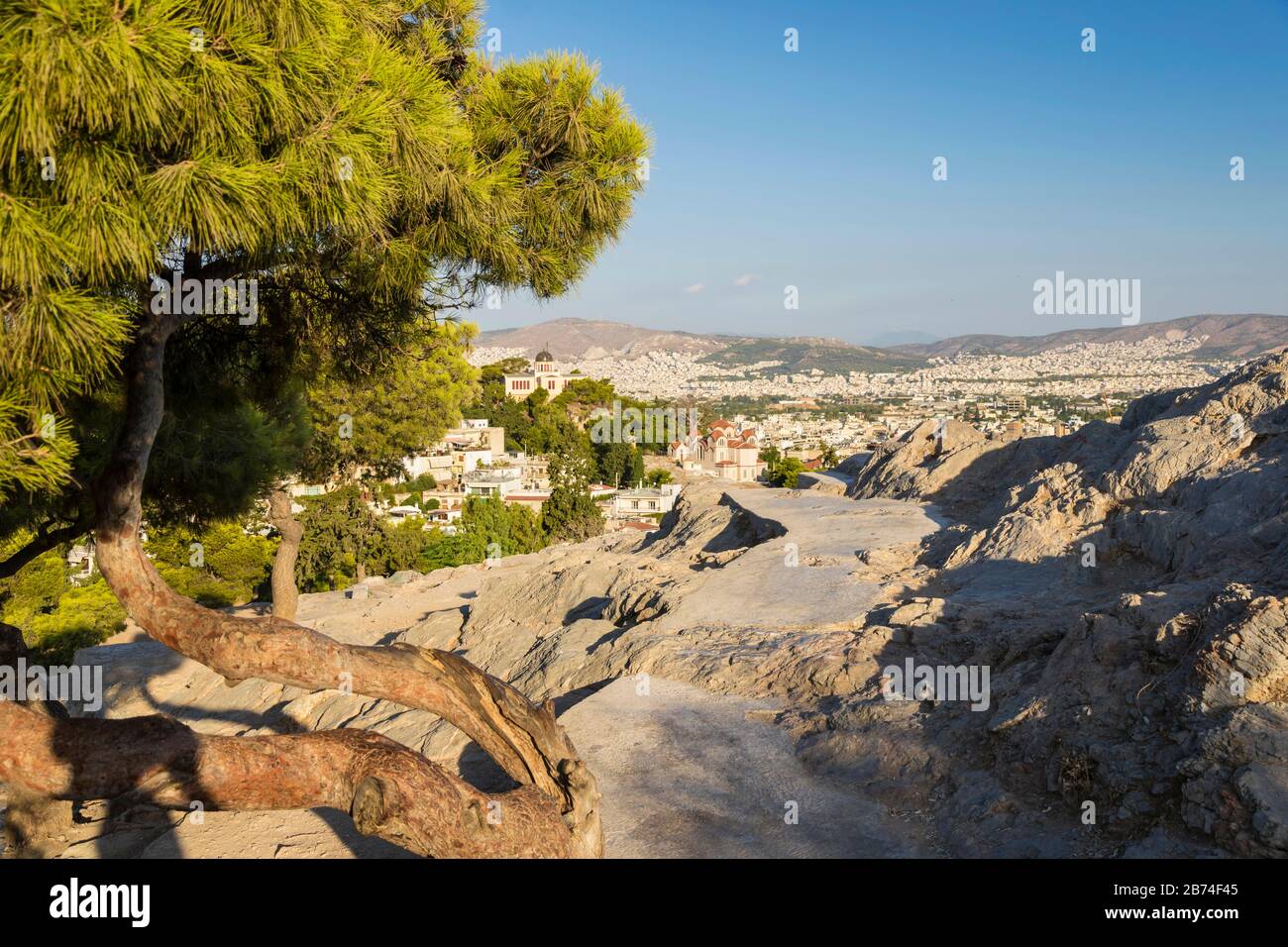 Blick auf Athen von Areopagus. Berühmte Orte in Athen - Hauptstadt Griechenlands. Antike Denkmäler. Stockfoto