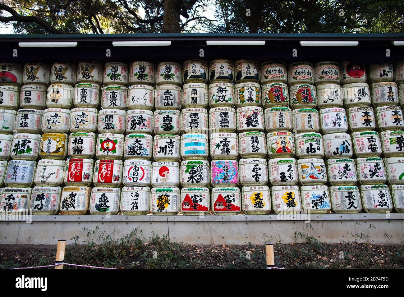 Sake-Fässer am Eingang des Heiligtums Stockfoto