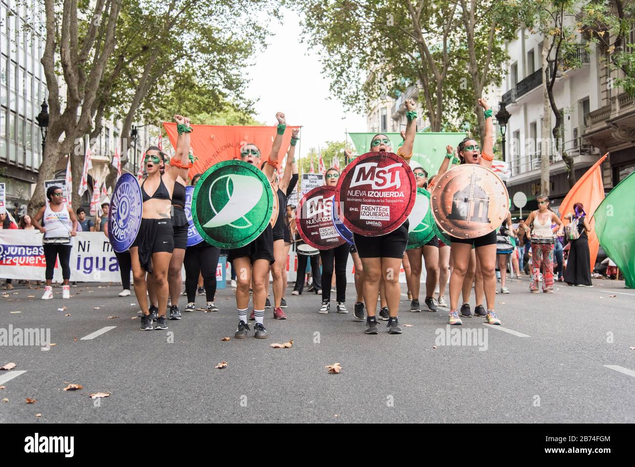 CABA, Buenos Aires/Argentinien; 9. März 2020: Internationaler Frauentag. Feministischer Streik. Junge Frauen verteidigen das Gesetz des legalen, sicheren und freien Abbruchs Stockfoto