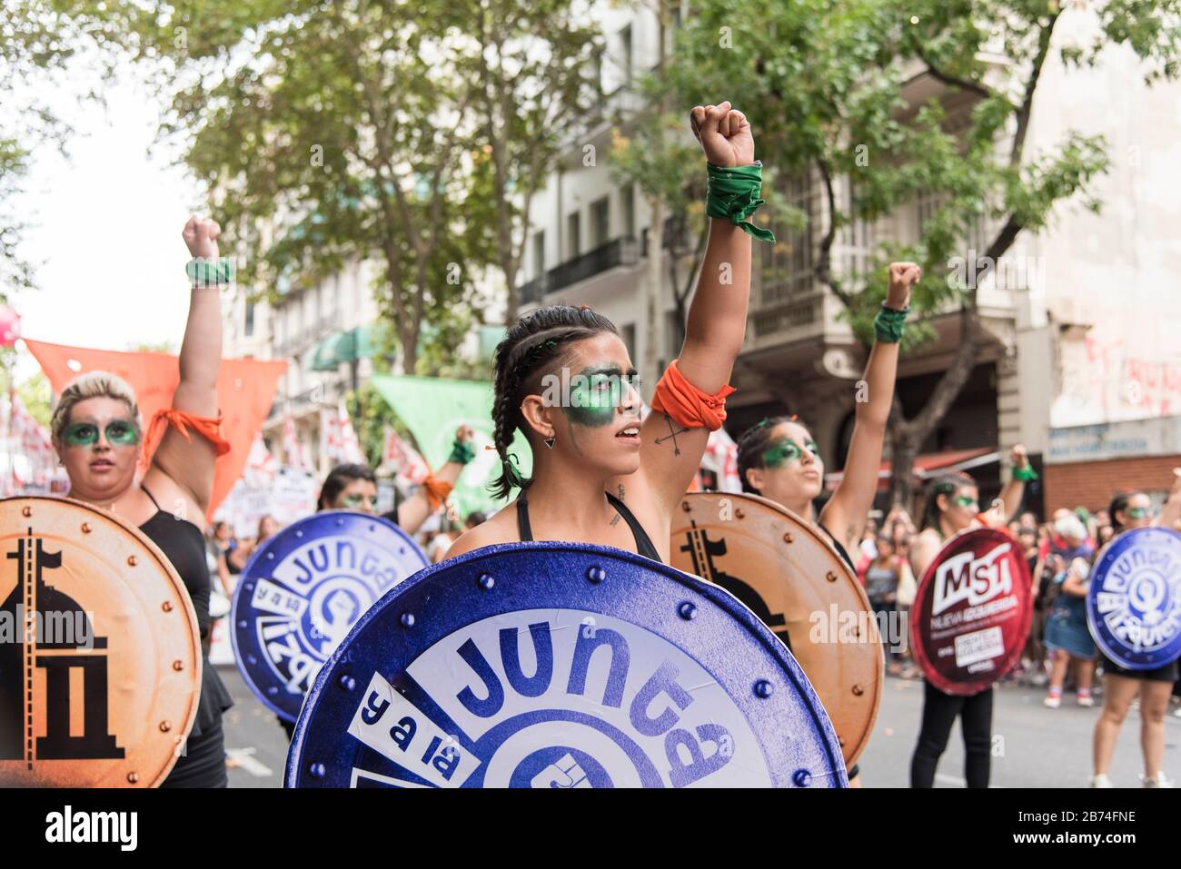 CABA, Buenos Aires/Argentinien; 9. März 2020: Internationaler Frauentag. Feministischer Streik. Junge Frau verteidigt das Gesetz des legalen, sicheren und freien Abbruchs Stockfoto