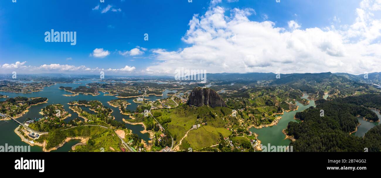 Panoramaaussicht auf den Felsen von Guatape, Piedra Del Penol, Kolumbien. Stockfoto