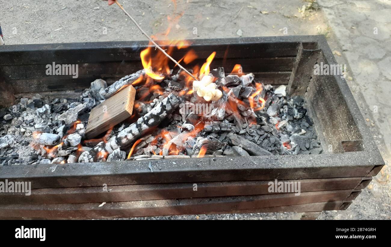 Brennendes Brennholz auf dem Grill. Textur Feuer Feuer Glut. Grill mit  brennendem Holz Stockfotografie - Alamy