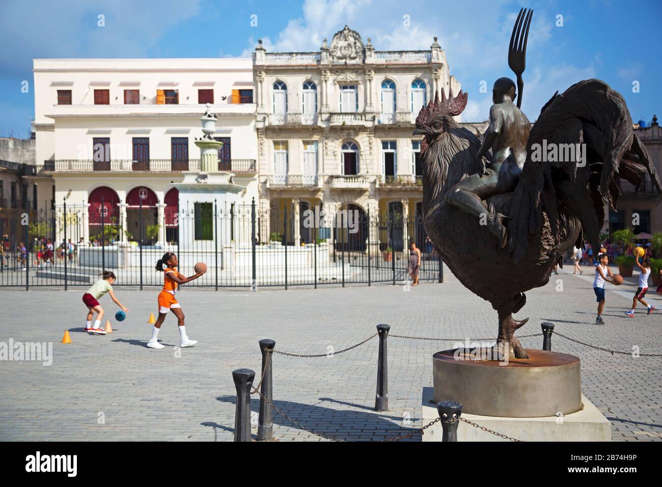 Havanna, Kuba - Ungerade Statue und Kinder spielen auf der Plaza Vieja Stockfoto