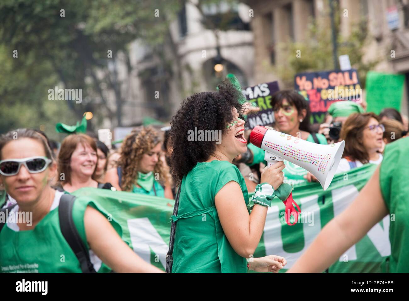 CABA, Buenos Aires/Argentinien; 9. März 2020: Internationaler Frauentag. Junge Frau mit einem Megafon schrie Slogans zugunsten der Zustimmung von Th Stockfoto