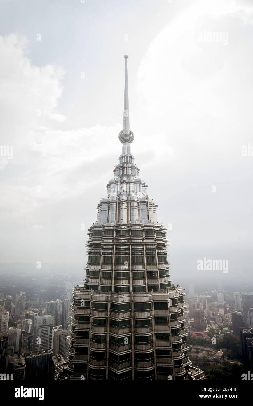 Vertikales Bild eines der Petronas-Türme unter dem Sonnenlicht in Kuala Lumpur in Malaysia Stockfoto