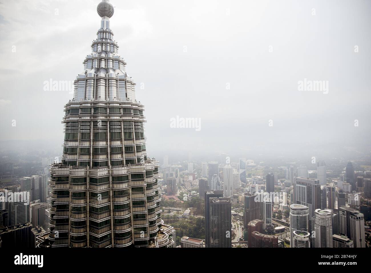 Nahaufnahme eines der Petronas Towers unter dem Sonnenlicht In Kuala Lumpur in Malaysia Stockfoto