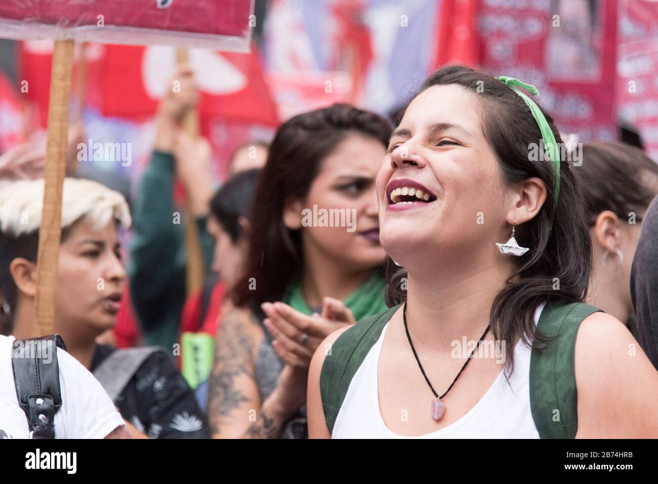 CABA, Buenos Aires/Argentinien; 9. März 2020: Internationaler Frauentag. Junge Frau lächelt und ruft Slogans zugunsten der Verabschiedung des Gesetzes Stockfoto