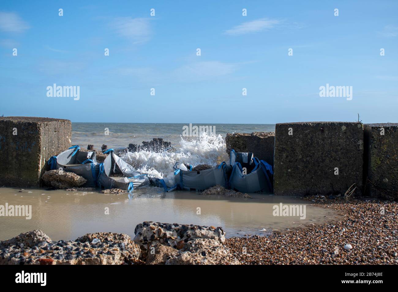 Clipping Beach, West Sussex jüngste Sturmschäden verursachten eine große Lücke in der Meeresverteidigung, in der das Meer bei jeder Flut einströmt. Stockfoto