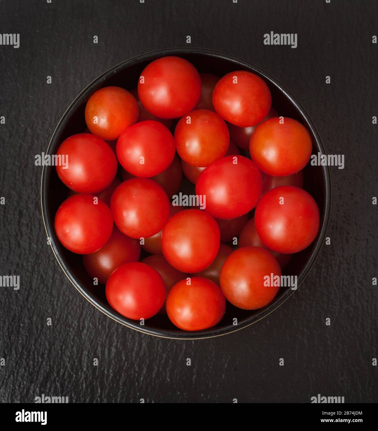Eine Schüssel reifer Kirschtomaten Stockfoto