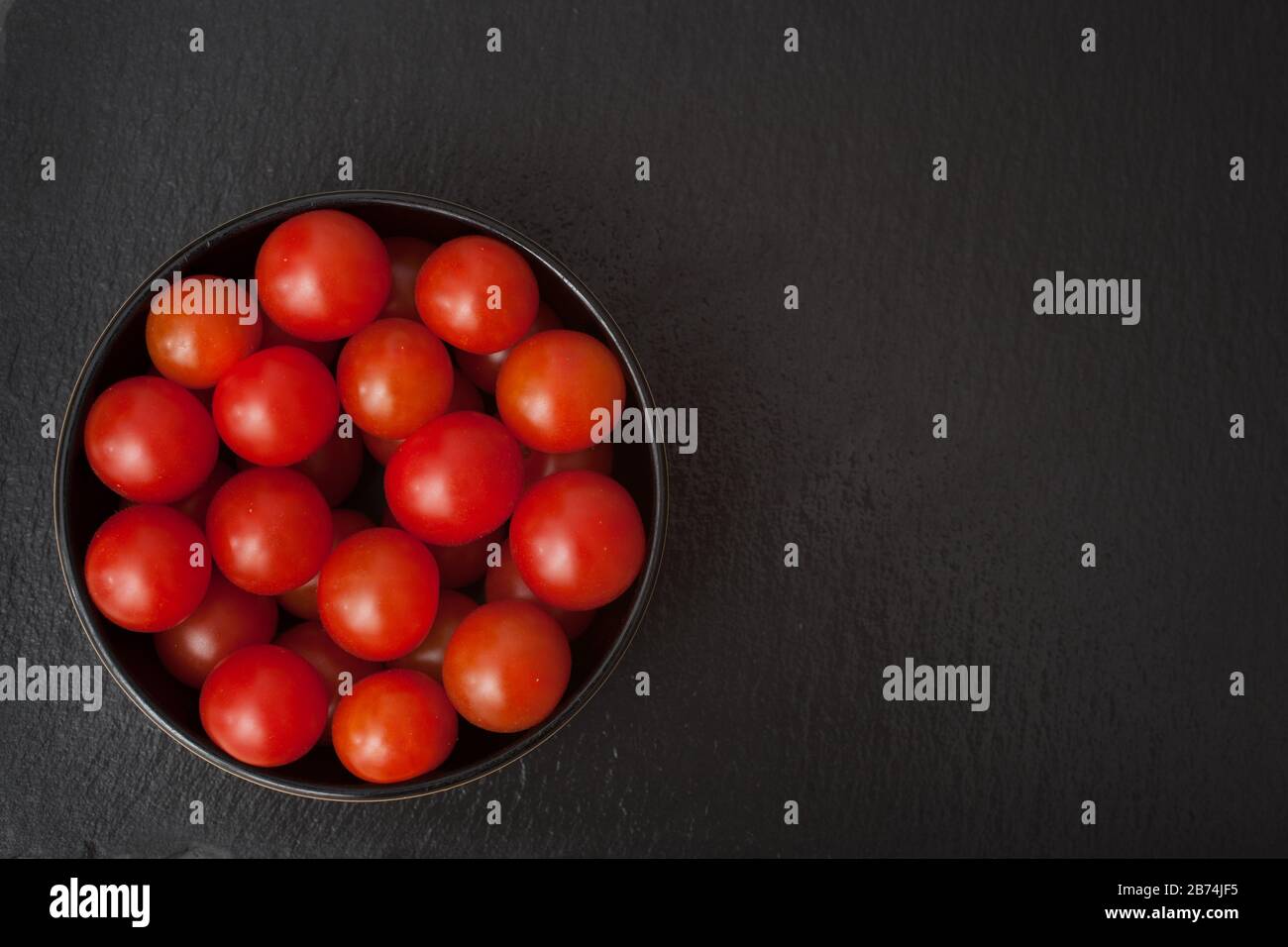 Eine Schüssel reifer Kirschtomaten Stockfoto