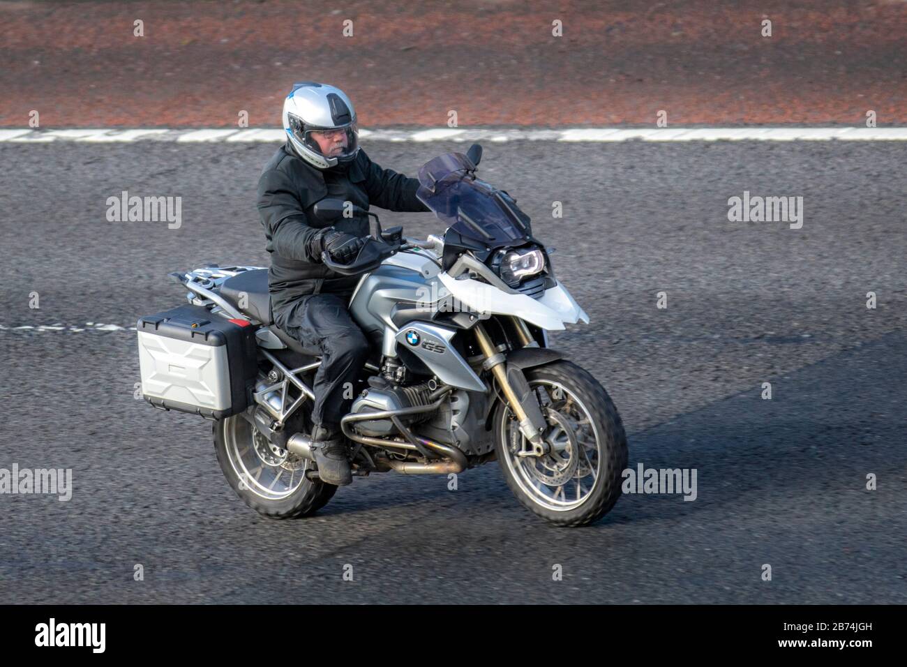 BMW GS Motorradfahrer; Fahrzeugverkehr, Zweiradtransport, moderne Fahrzeuge, Motorräder, Fahrzeug, Straßen, Motorradfahrer, die auf der Autobahn M6 in Chorley, Großbritannien fahren Stockfoto