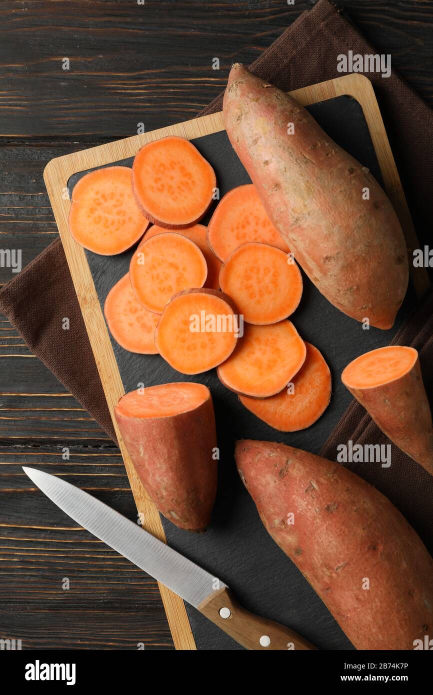 Süßkartoffel auf Holzgrund. Gemüse. Gesunde Ernährung Stockfoto