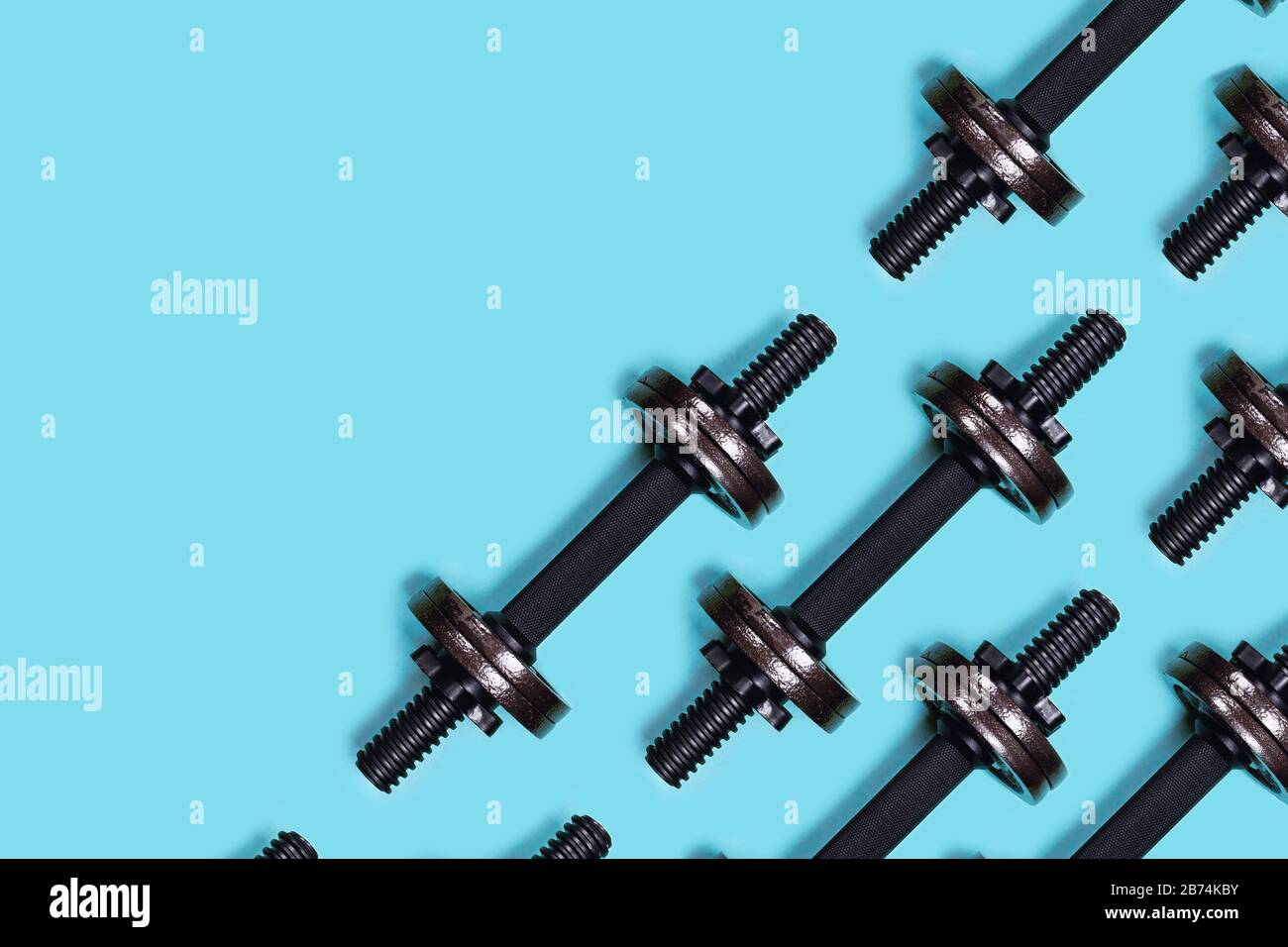 Sportbild. Hanteln auf blauem Grund. Flaches Layout, Draufsicht, Kopierbereich. Stockfoto