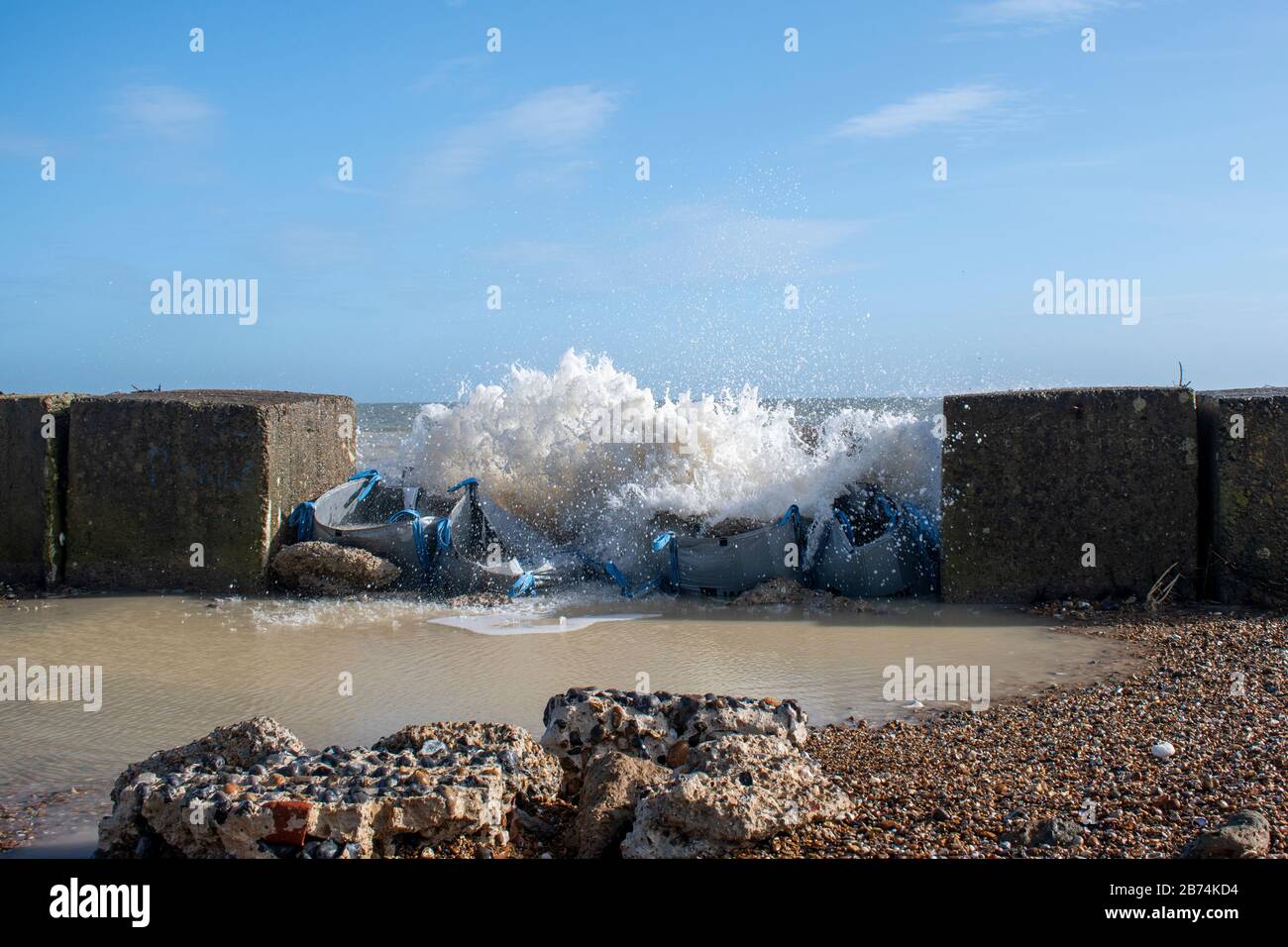 Clipping Beach, West Sussex jüngste Sturmschäden verursachten eine Lücke in der Meeresverteidigung, in der das Meer bei jeder Flut einströmt. Stockfoto