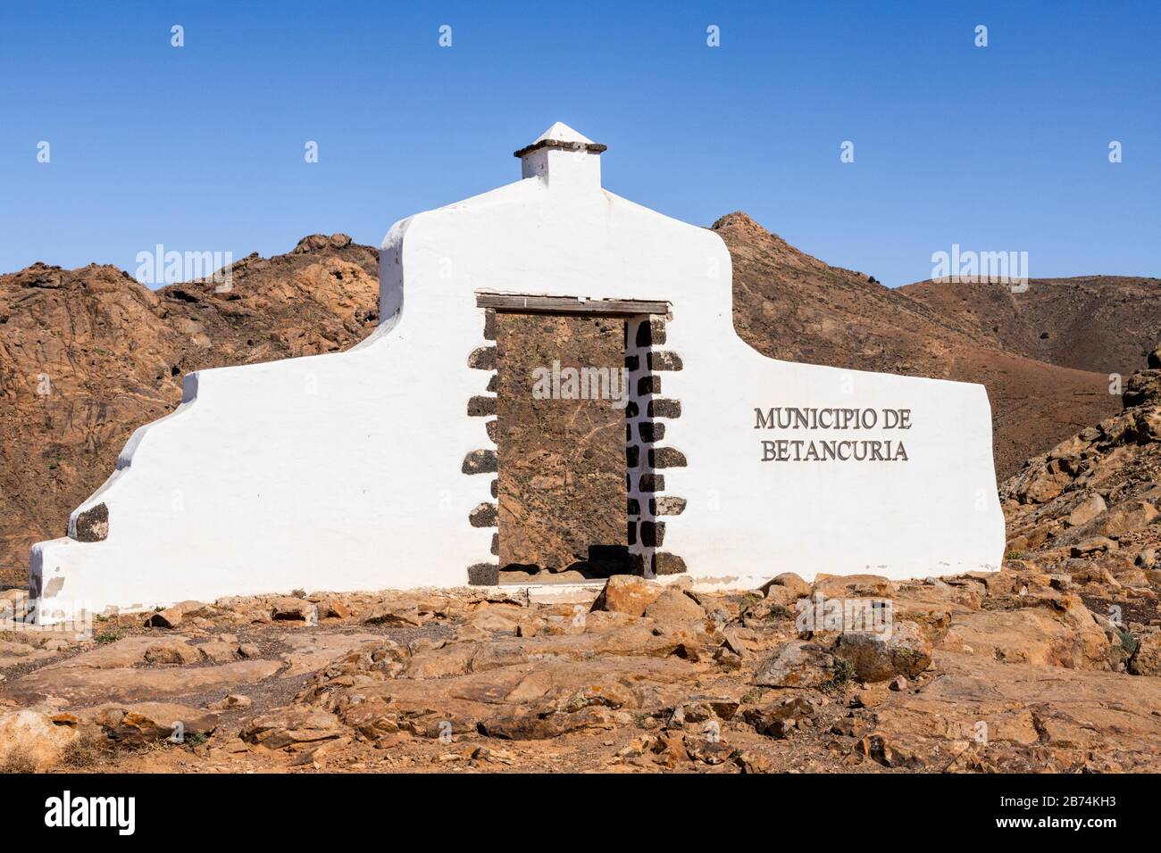 Ein Grenzmarker neben der Straße, der Besucher der Gemeinde Betancuria in Mirador del Risco de las Peñas auf Fuerteventura willkommen heißt Stockfoto