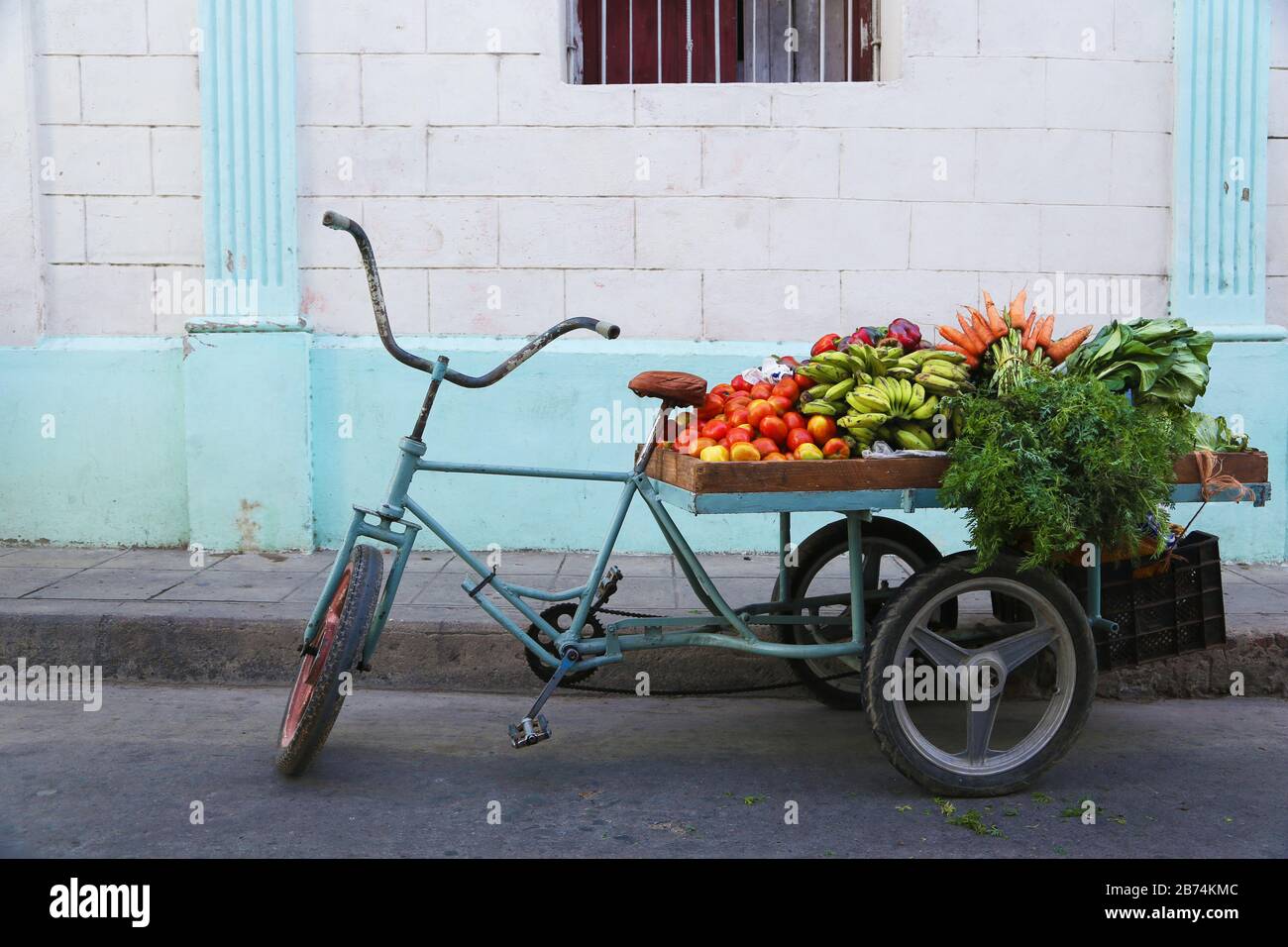 Barrow eines Straßenbauers in einer Straße von Camaguey, Kuba Stockfoto
