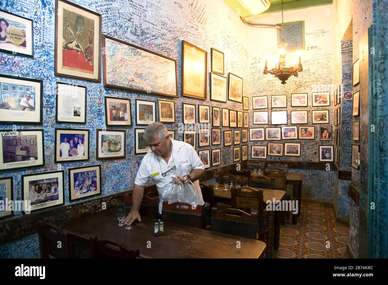 Kellner beim Tischsetzen im Restaurant Bodeguita del Medio Stockfoto