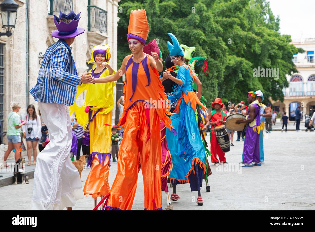 Show von Akrobaten in einer Straße von Havanna, Kuba Stockfoto