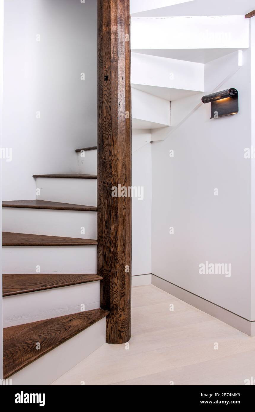 Moderne schmale Treppe Stockfoto