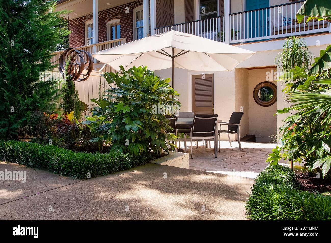 Gartenmöbel, Pool im Erdgeschoss Stockfoto