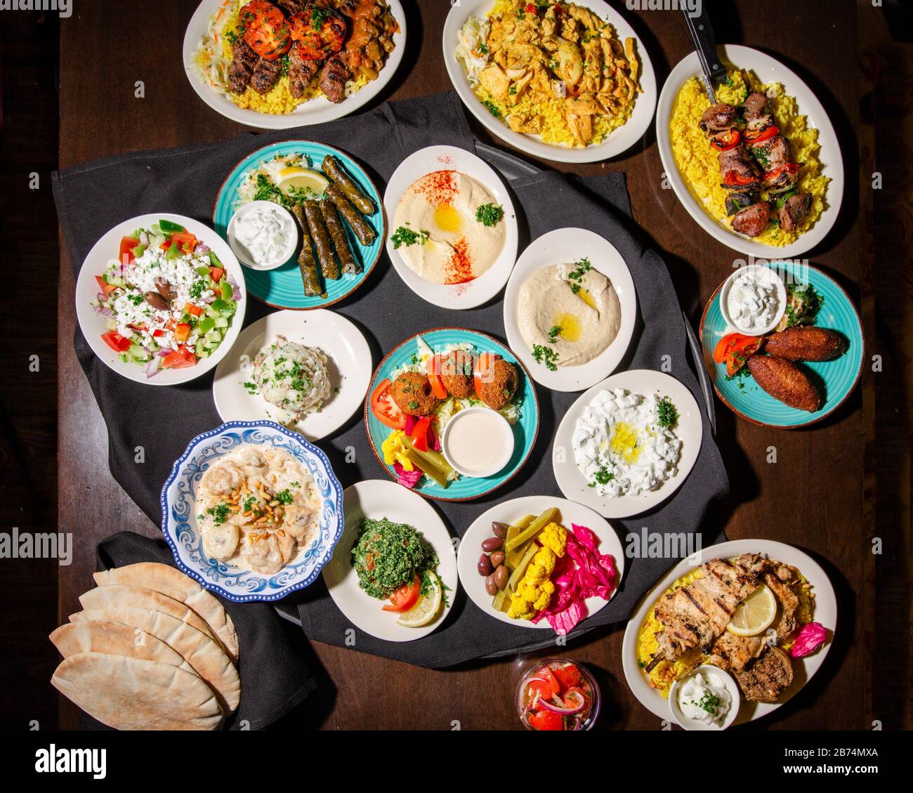 Blick über einem mediterranen Fest auf einem Tisch Stockfoto