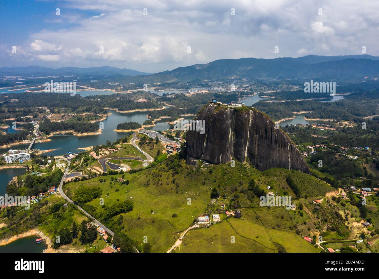 Luftbild Landschaft des Felsens von Guatape, Piedra Del Penol, Kolumbien. Stockfoto