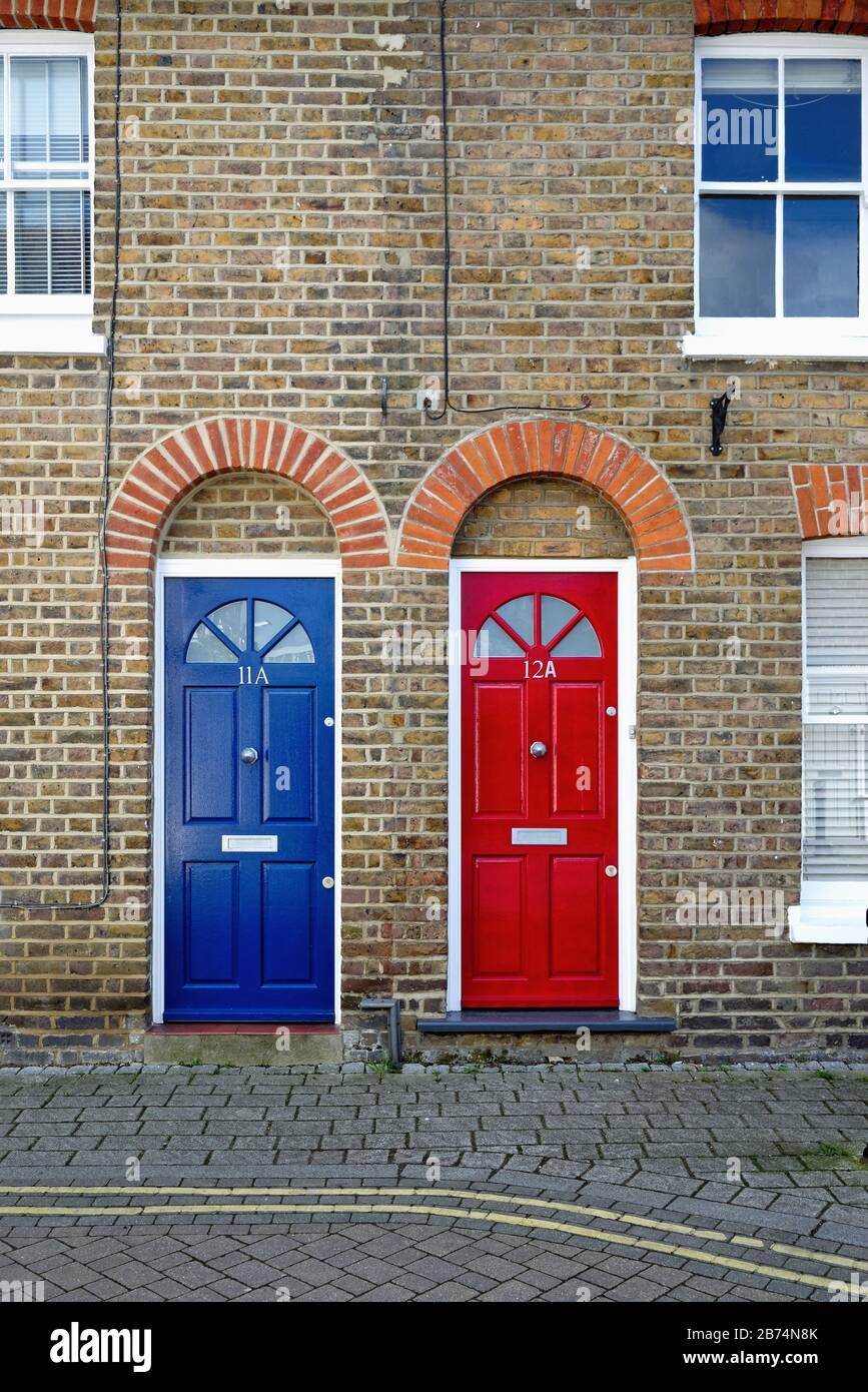 Zwei identische Vordertüren, eine rote eine blaue, an alten Reihenhäusern in der Brocas Street, Eton Berkshire England UK Stockfoto