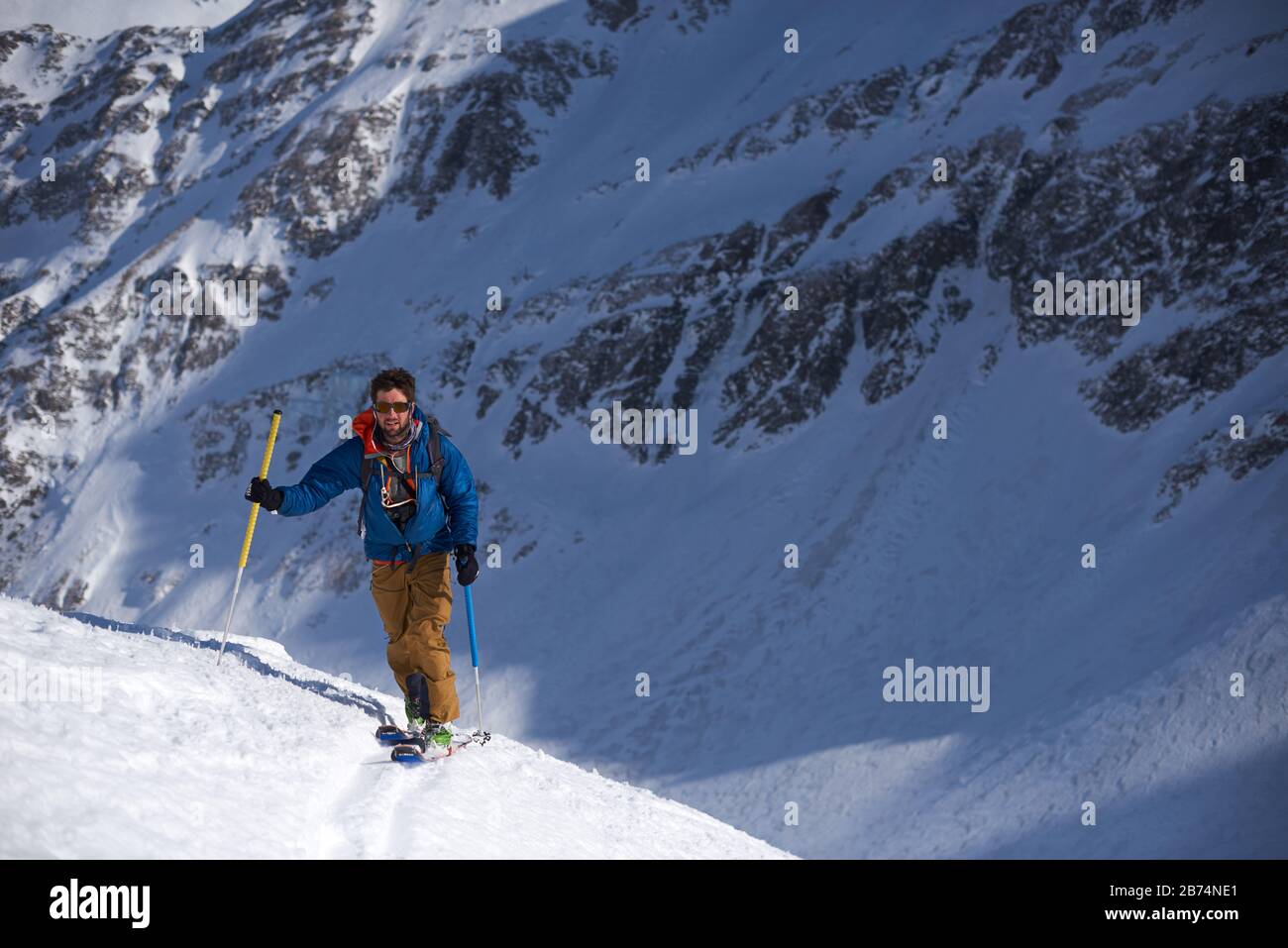 Mann in blauer Jacke Skitouren Stockfoto