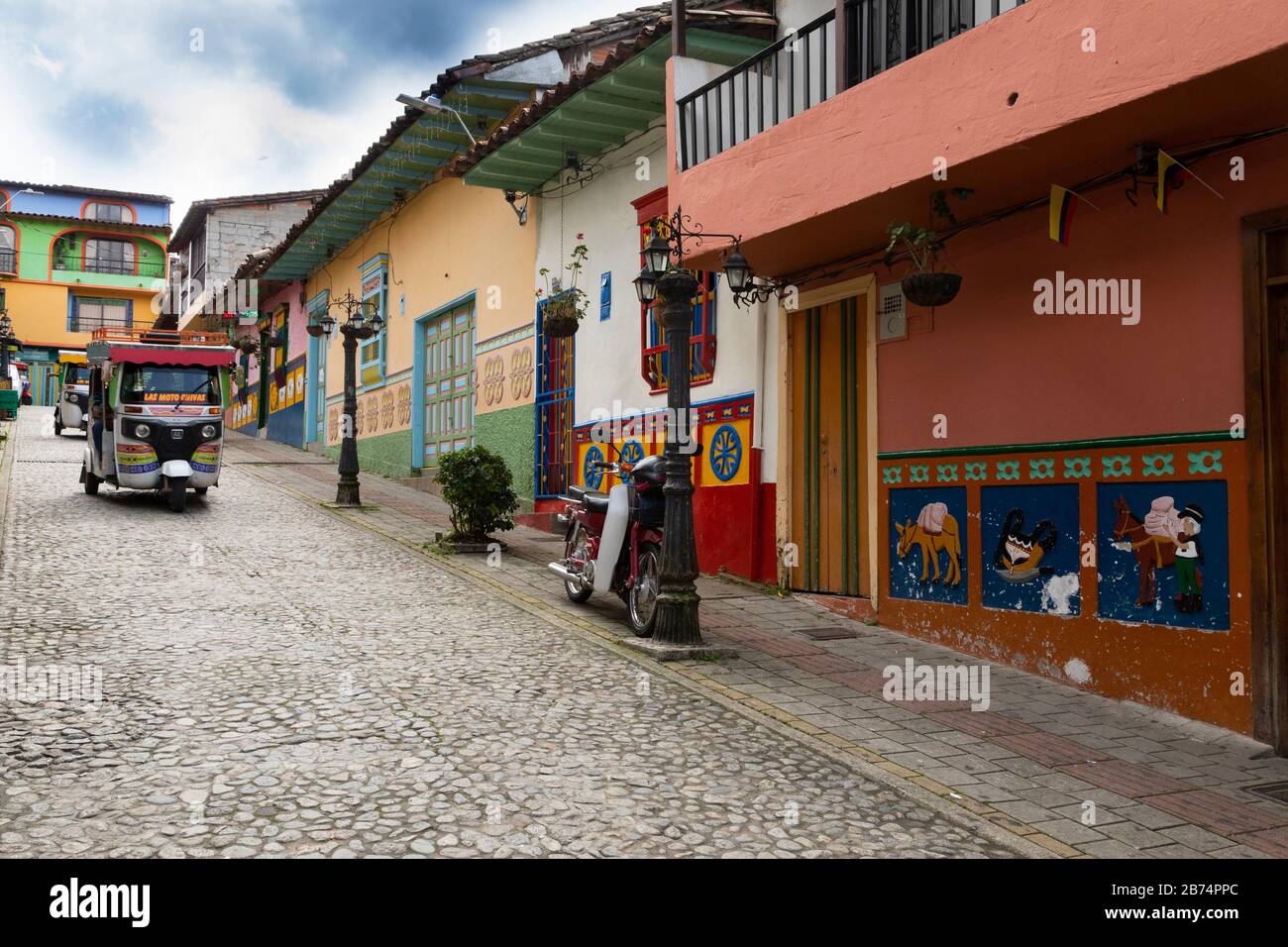 Bunte Wände und dekoriert Tuk Tuk von Guatape Kolumbien Stockfoto