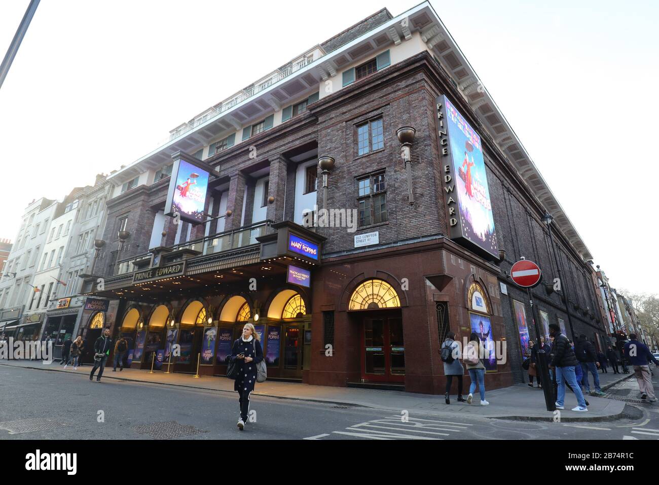 Das Prince Edward Theatre an Der Old Compton Street im Londoner Theaterland sagte am Tag, nachdem der Premierminister sagte, dass Covid-19 "die schlimmste öffentliche Gesundheitskrise für eine Generation ist", und der Top-Wissenschaftler der Regierung warnte, dass bis zu 10.000 Menschen in Großbritannien bereits infiziert seien. Stockfoto