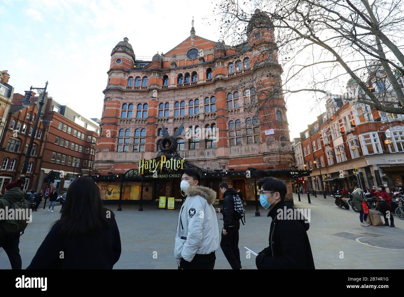 Shaftesbury Avenue im Londoner Theaterland am Tag nachdem der Premierminister sagte, dass Covid-19 "die schlimmste öffentliche Gesundheitskrise für eine Generation ist", und der Top-Wissenschaftler der Regierung warnte, dass bis zu 10.000 Menschen in Großbritannien bereits infiziert seien. Stockfoto