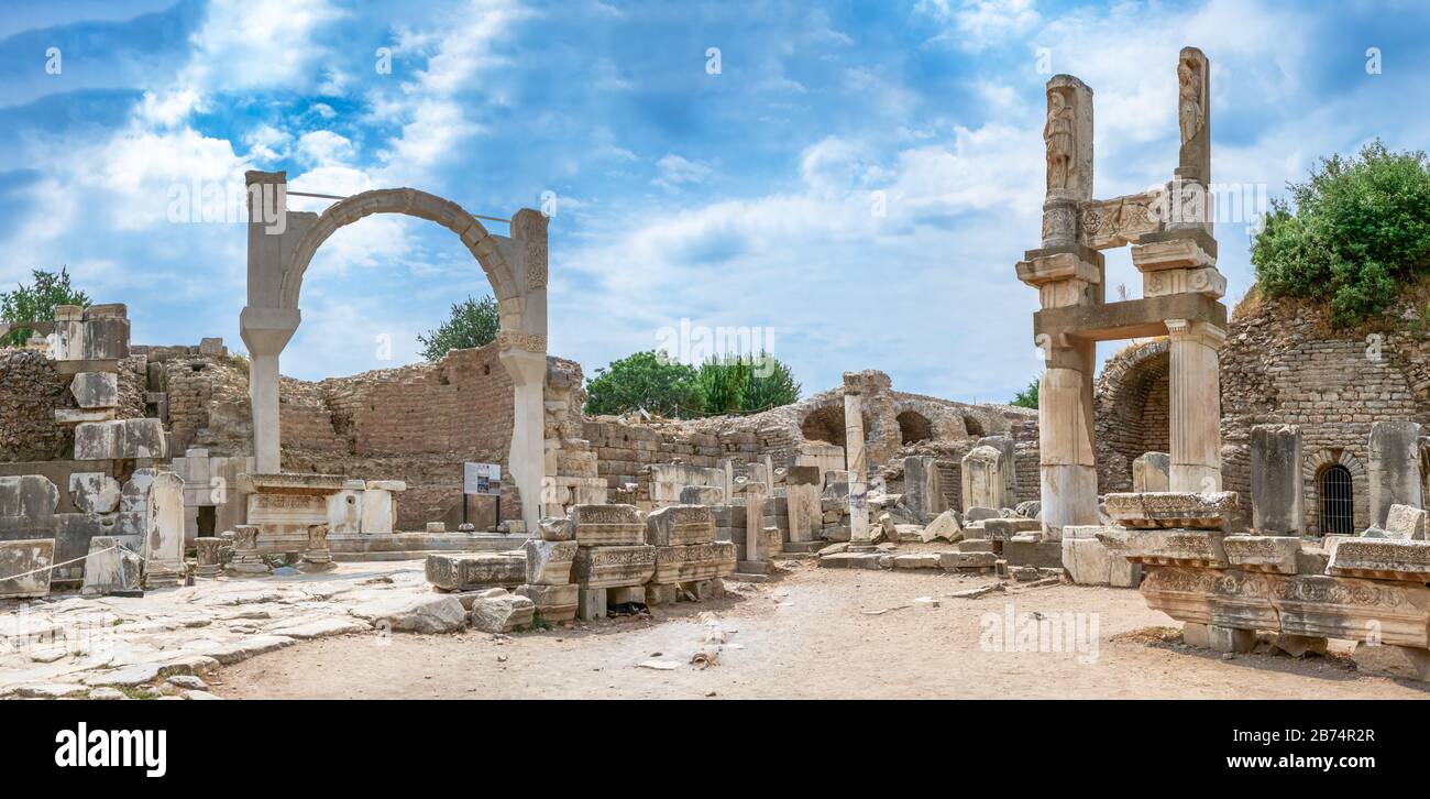 Ruinen des Domitian Platzes und Domitian Tempel in Ephesus, Türkei in der antiken Stadt Ephesus an einem sonnigen Sommertag Stockfoto