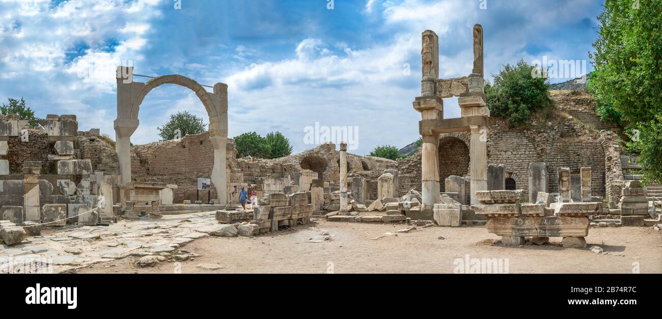 Ephesus, Türkei - 07.17.2019. Ruinen des Domitian Platzes und Domitian Tempels in der antiken Stadt Ephesus, Türkei, an einem sonnigen Sommertag Stockfoto