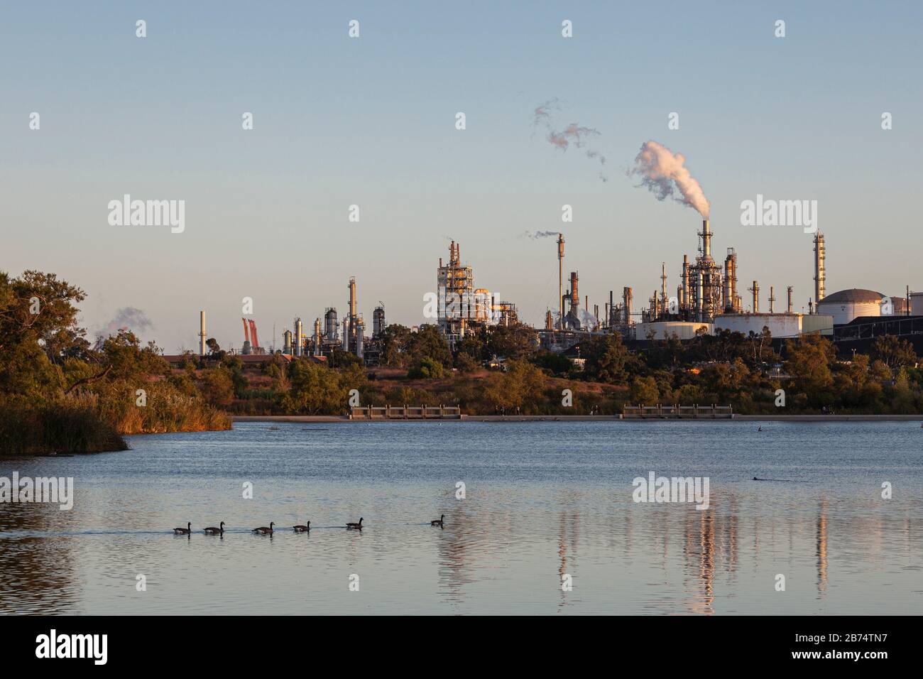 Phillips 66 Ölraffinerie aus Ken Malloy Harbor Regional Park, Wilmington, Kalifornien, USA Stockfoto