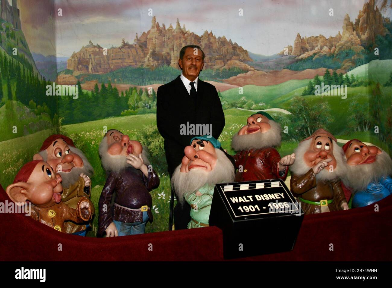 SAN ANTONIO, VEREINIGTE STAATEN - 27. September 2006: Wachsfiguren-Tableau von Walt Disney und den sieben Zwergen. Stockfoto