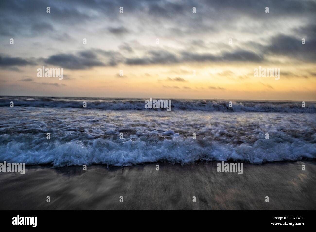 Wellen am Santa Monica Beach, Kalifornien, USA Stockfoto