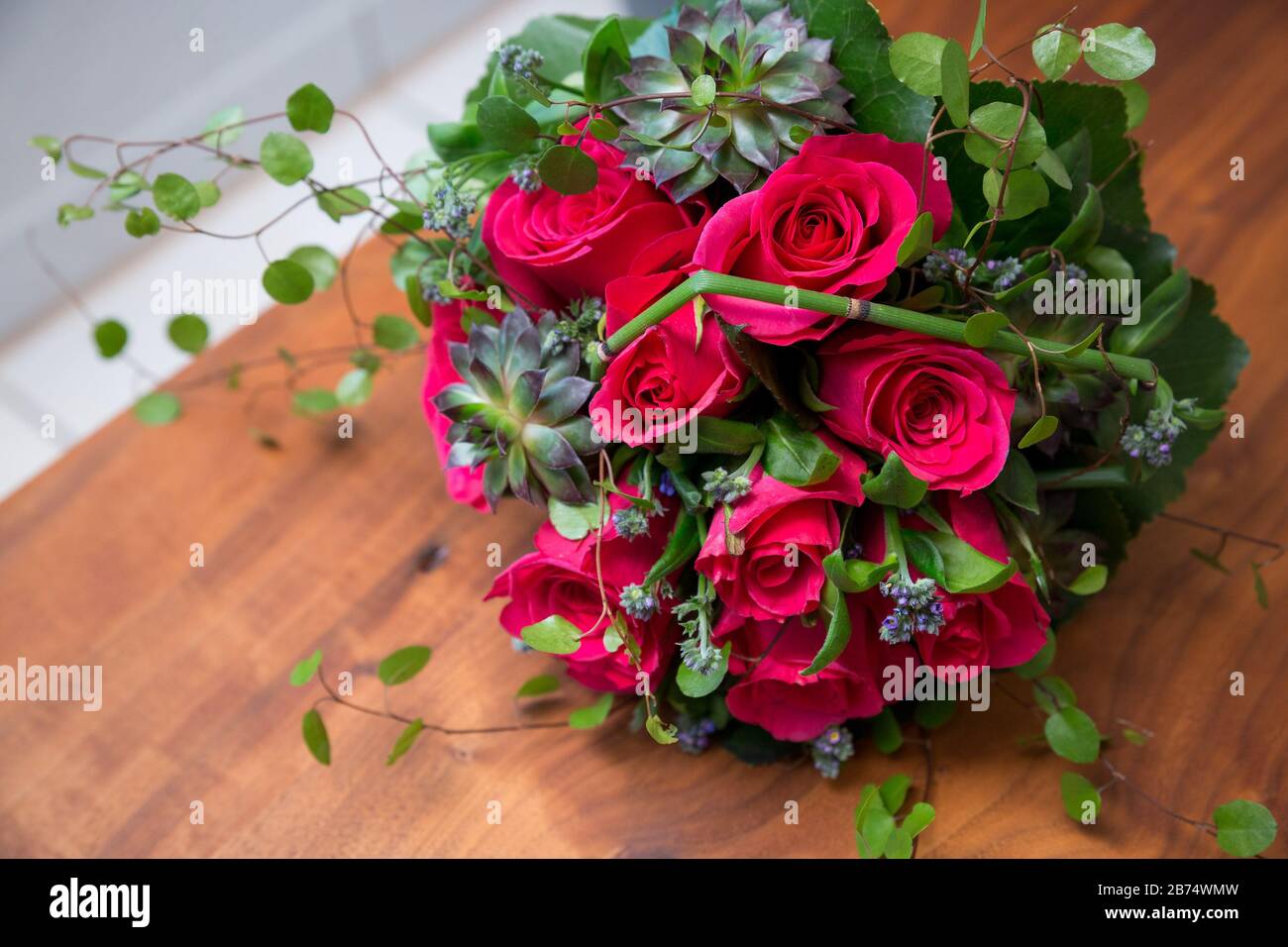 Hochzeitsbouquets auf braunem Holztisch Stockfoto