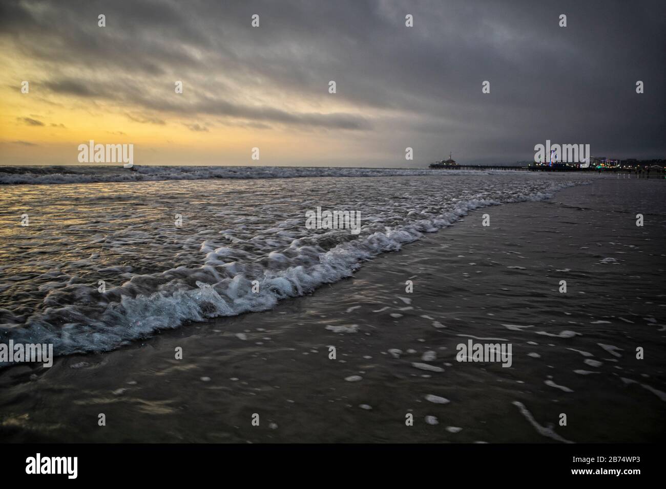 Wellen am Santa Monica Beach, Kalifornien, USA Stockfoto