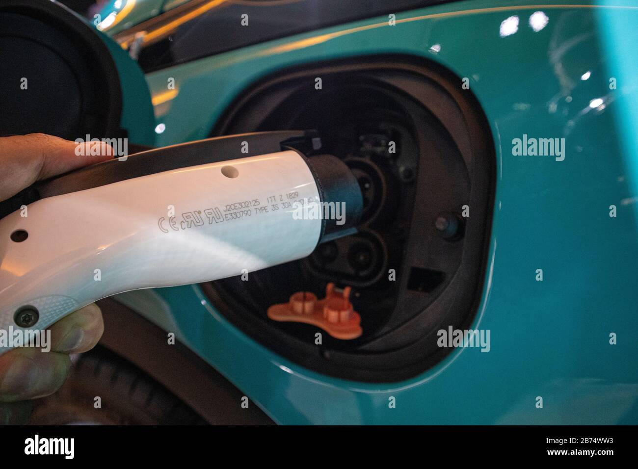 Schließen Sie das Ladegerät für Elektrofahrzeuge (PEV) an, Los Angeles Auto Show, Kalifornien, USA Stockfoto
