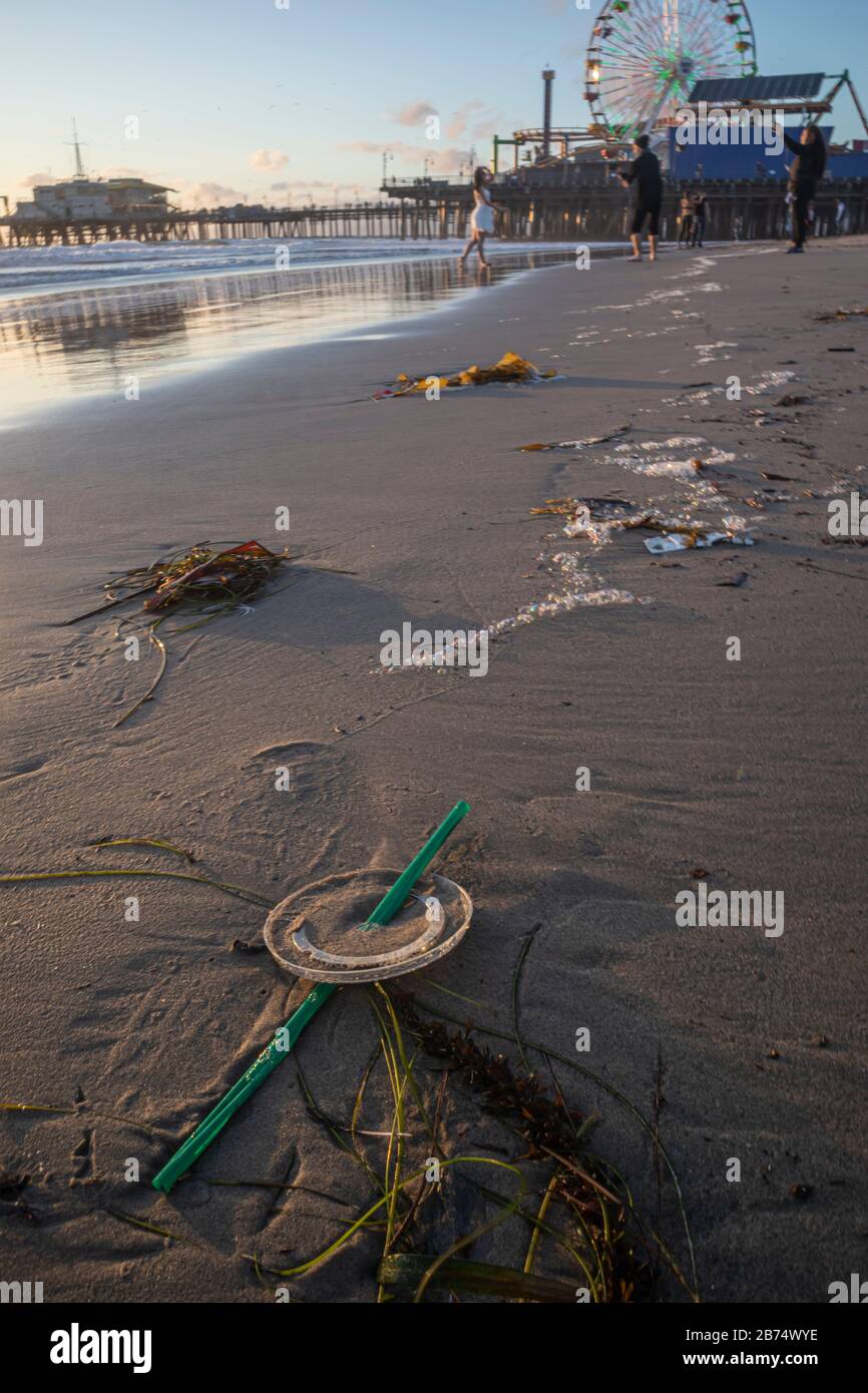 Müll am Strand, Santa Monica, Kalifornien, USA Stockfoto